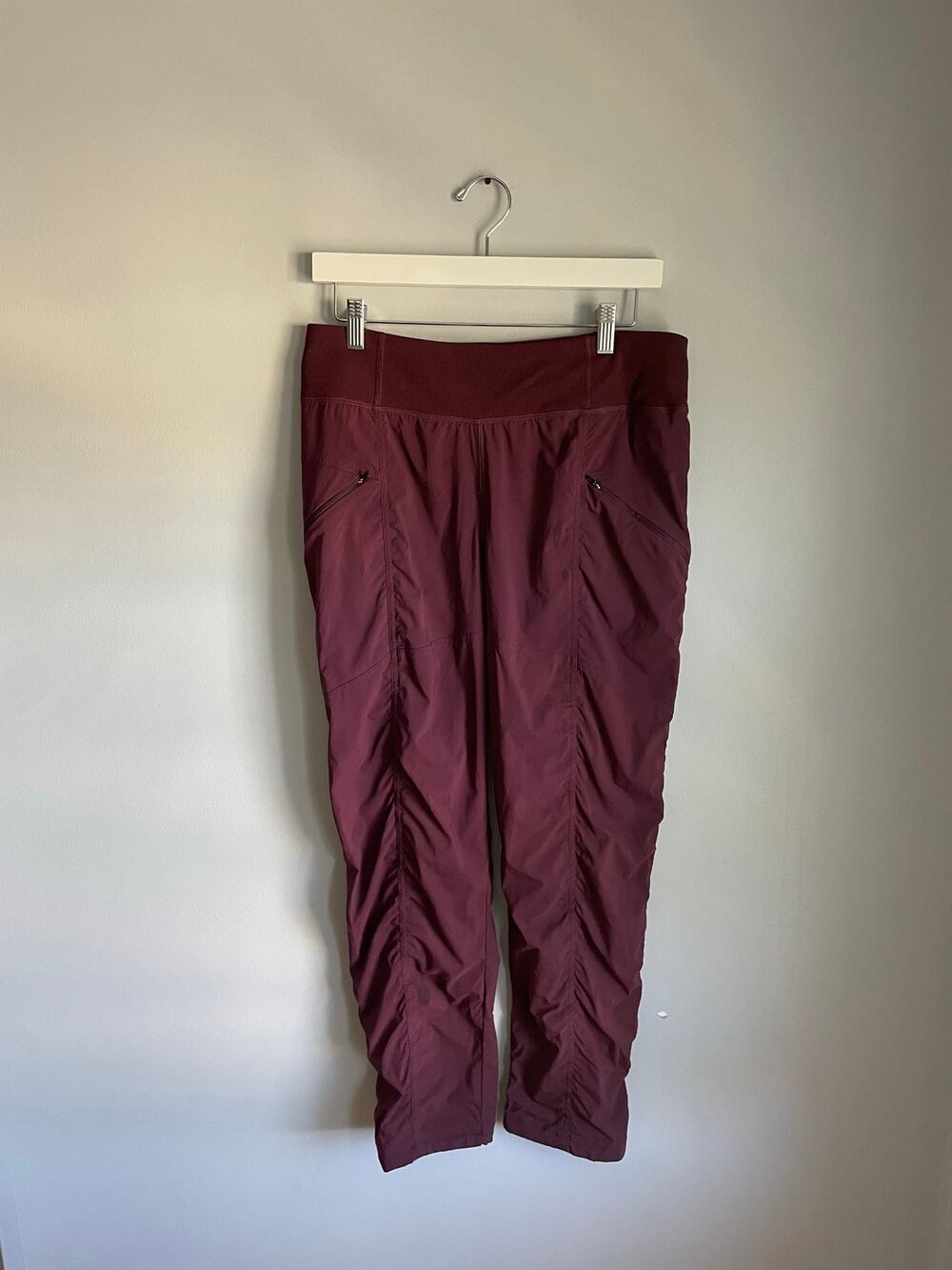 prAna Burgundy Ruched Leg Zip Pocket Travel Hiking Pants Size M Short